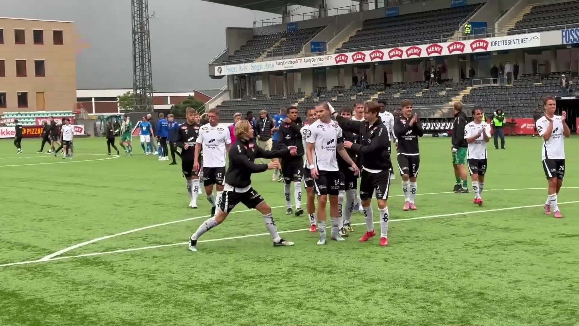 Jubel med supportarane etter Hødd